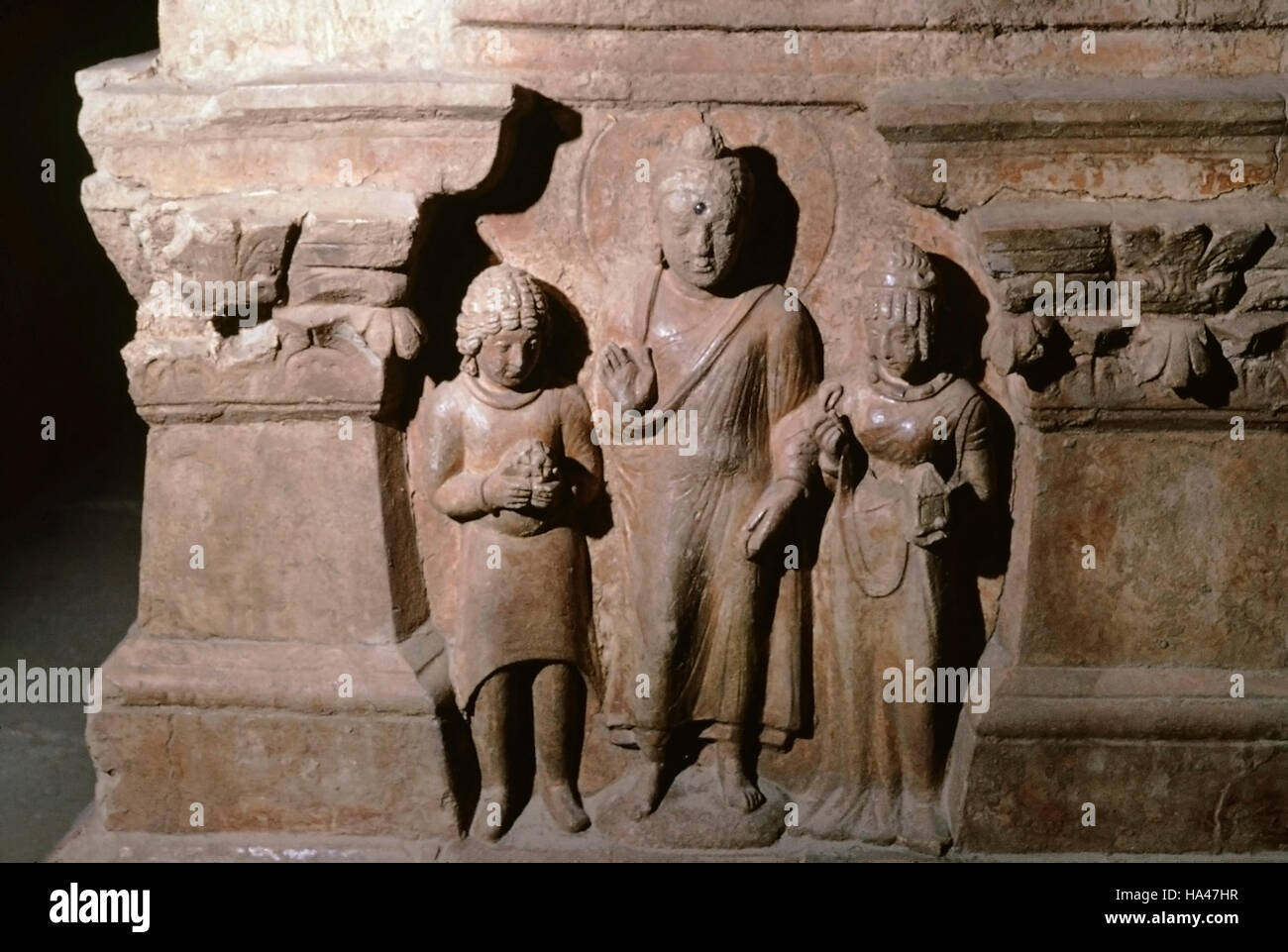 Statua di Budda con gli operatori. Hadda tepe shuter, stupa 27. L'Afghanistan. Foto Stock