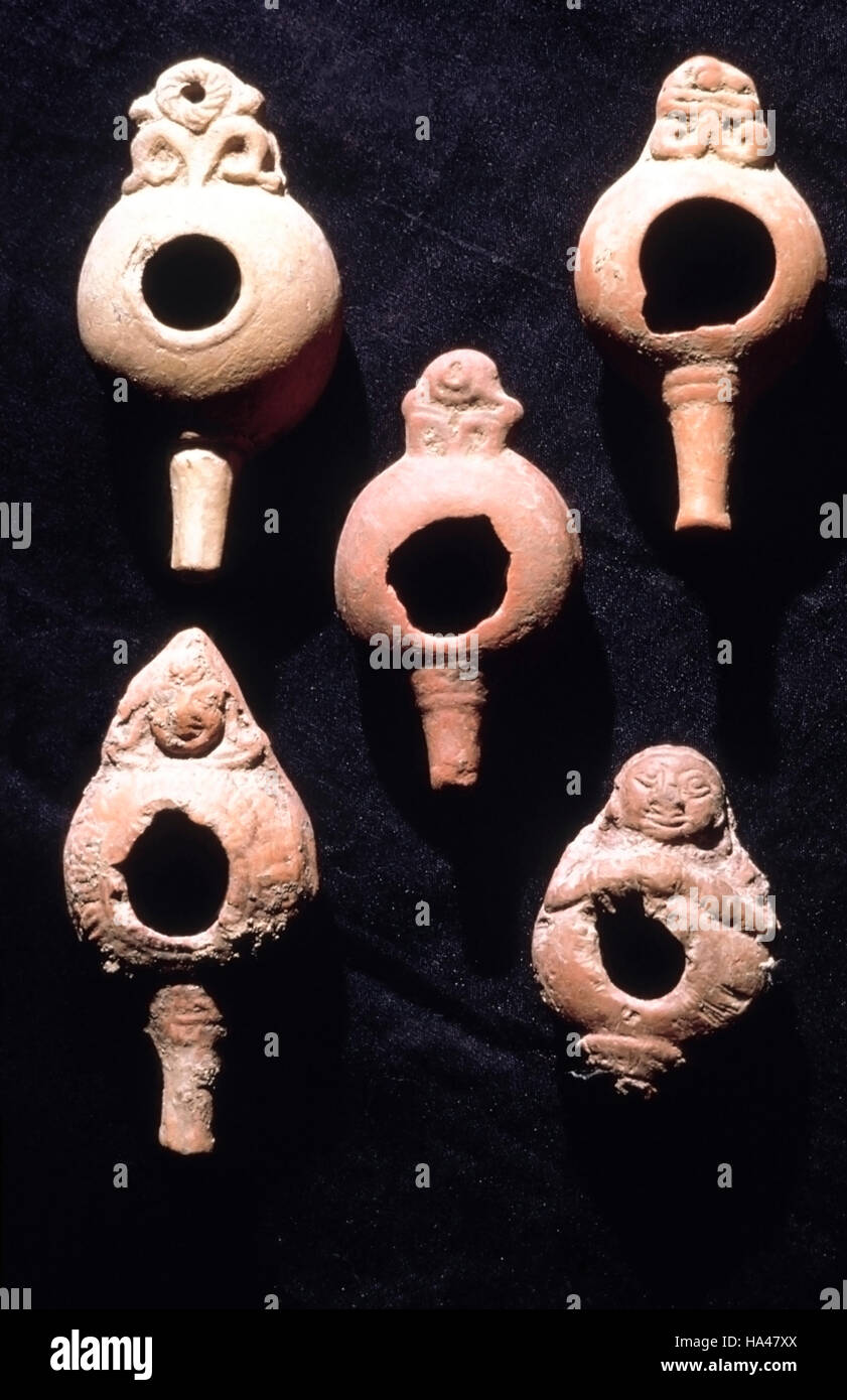 Ter (Osmanabad) Maharashtra. Gruppo in terracotta di cinque latte lunghezza alimentatori 8.2cm. Profondità 2.4cm. Foto Stock