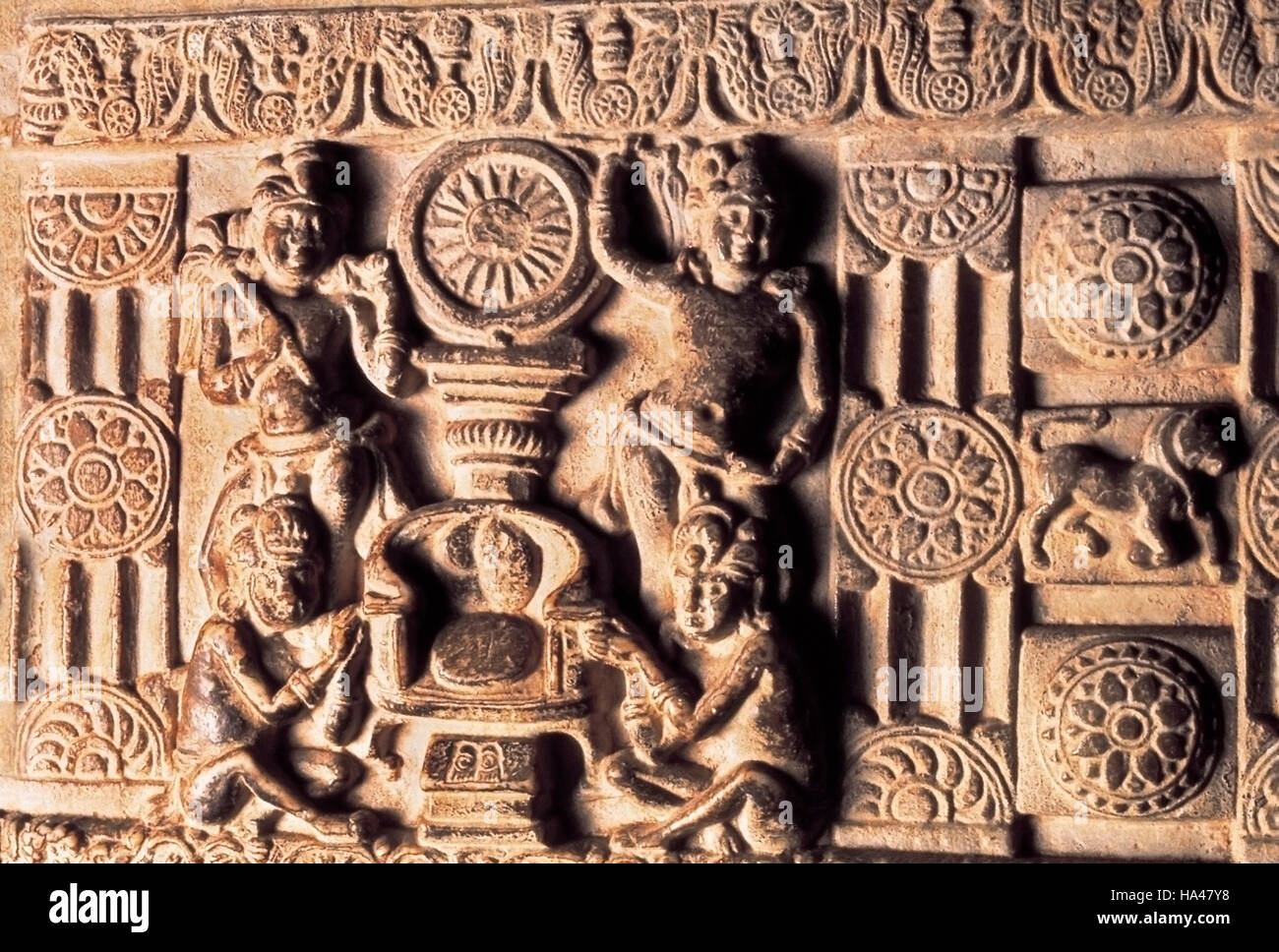 Amaravati stupa, il culto del trono con la ruota. India, I secolo A.C. Foto Stock