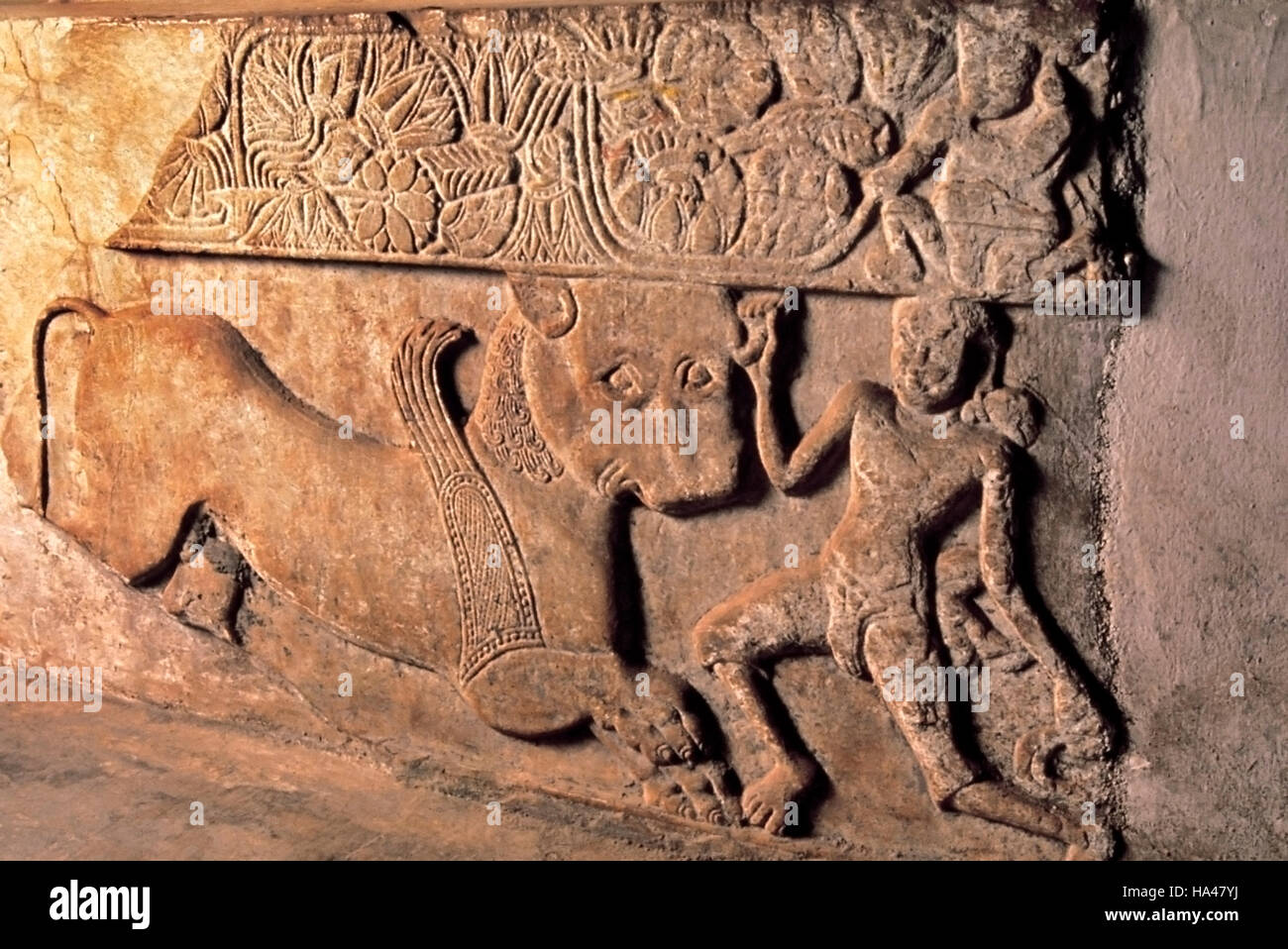 Amaravati stupa, far fronte con il leone alato e la figura maschile. India, I secolo A.C. Foto Stock