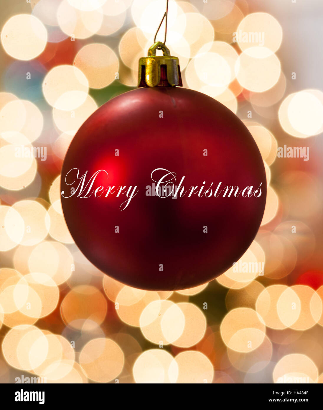 Rosso singolo Happy Holidays ornamento appeso davanti delle luci Foto Stock