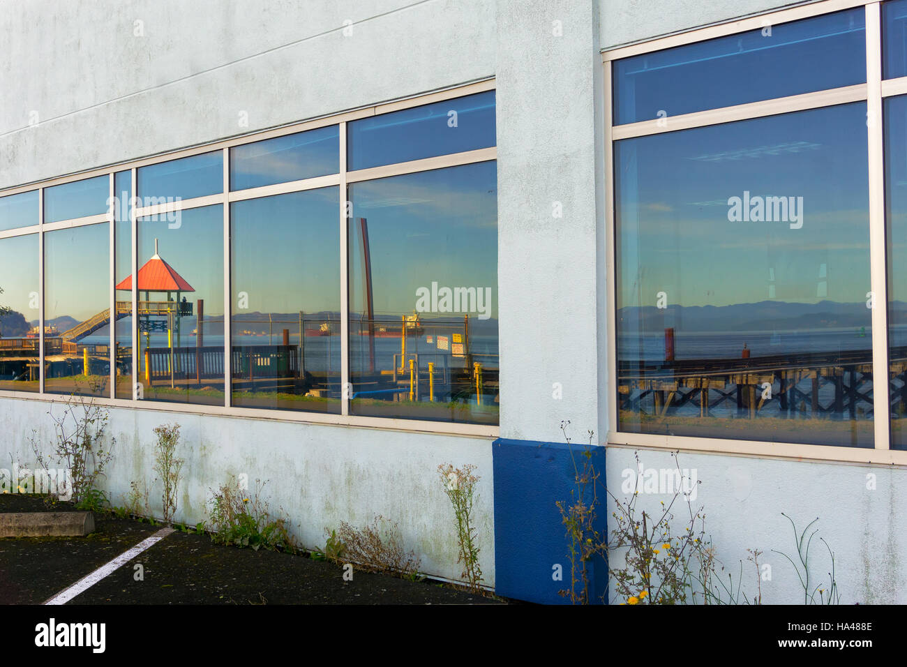 La riflessione in una finestra di Astoria, Oregon Foto Stock