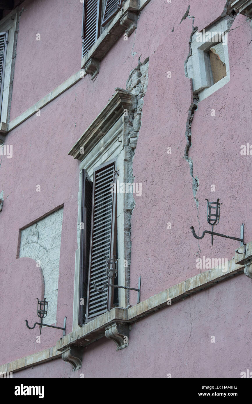 Conseguenze del terremoto che ha colpito la città di Valnerina, Italia. Gli edifici sono stati gravemente danneggiati in città, come twin terremoti scosso Italia centrale il mercoledì (26ott16). La seconda Quake è stato registrato a una grandezza di 6,0 sulla scala Richter e occ Foto Stock