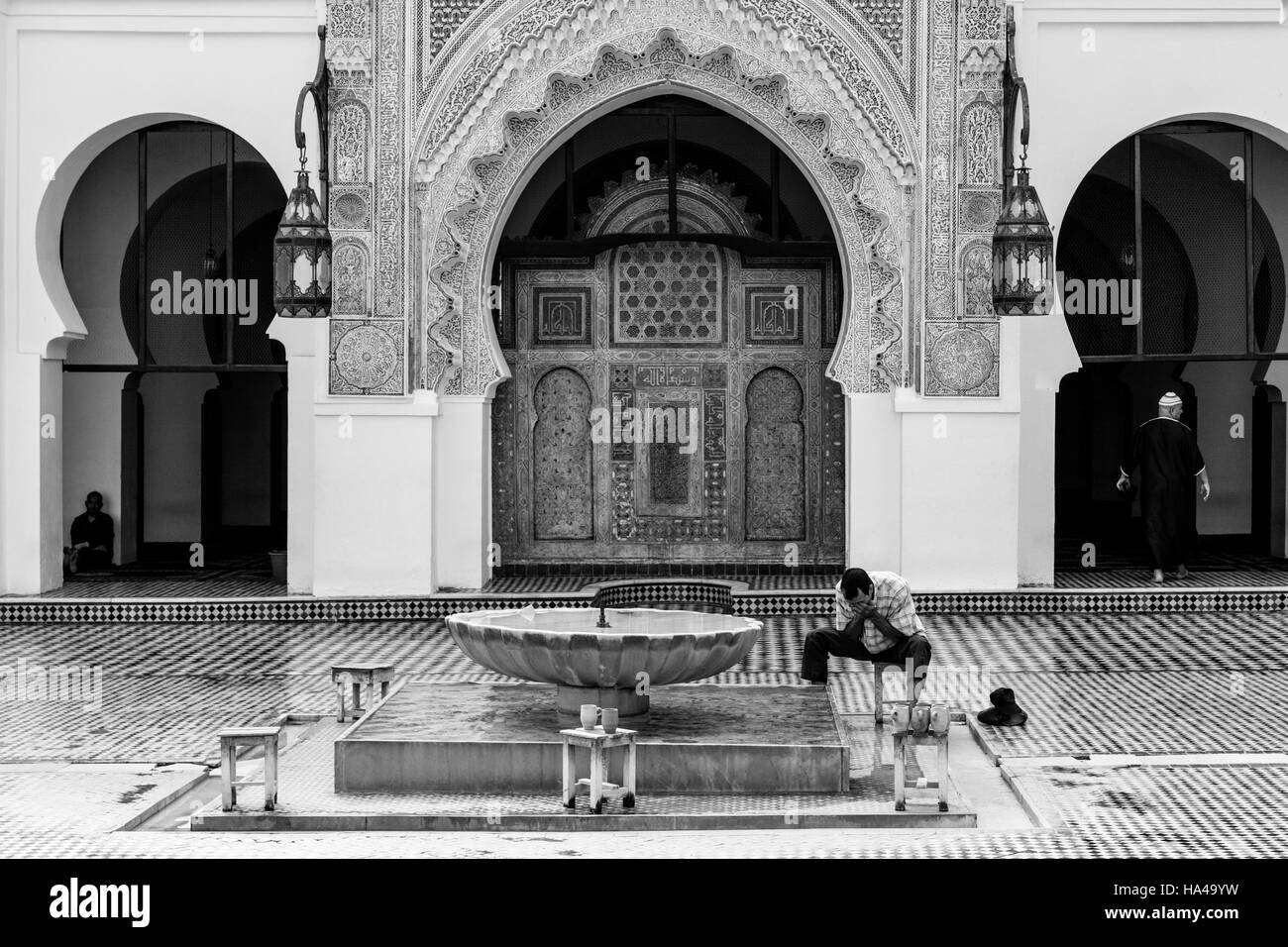 Uomini musulmani lavaggio prima della preghiera, la Moschea Al-Karaouine, Fez el Bali, Fez, in Marocco Foto Stock