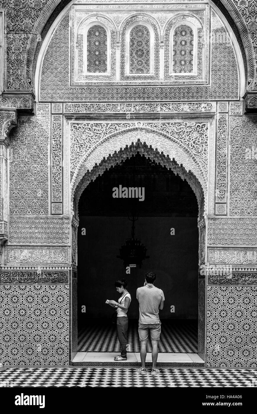 Turisti alla Medersa el-Attarine, Fez el Bali, Fez, in Marocco Foto Stock