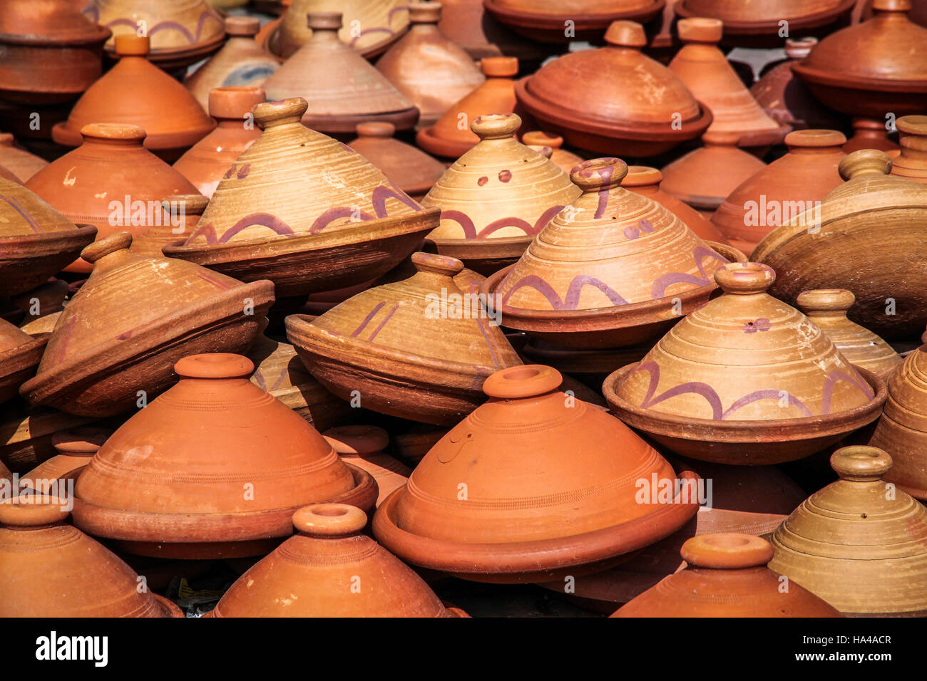 Marocchino tradizionale tajine pentole usate per la preparazione di cibi marocchini Foto Stock