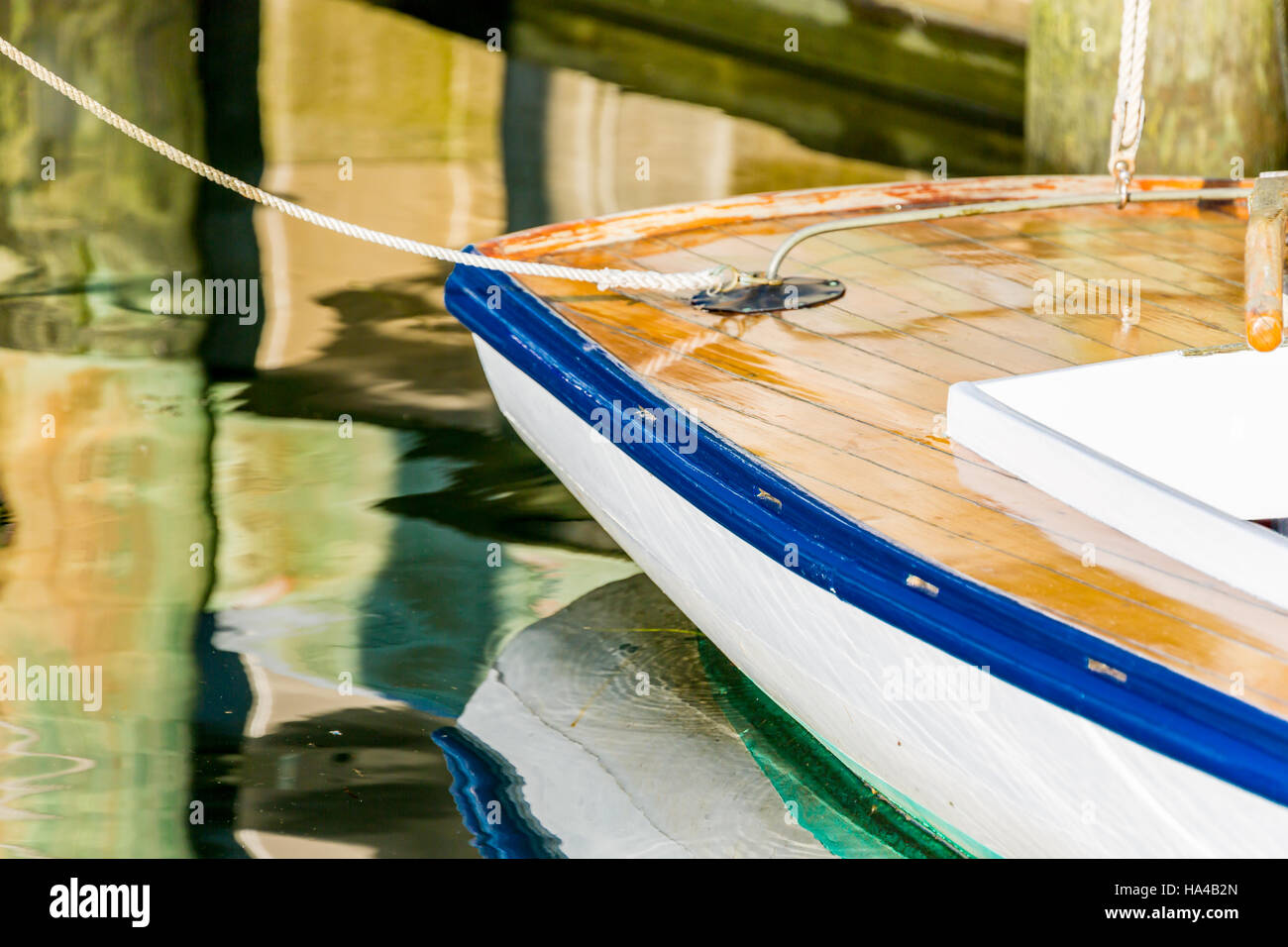 Dettaglio di una barca legata a un impilamento Foto Stock