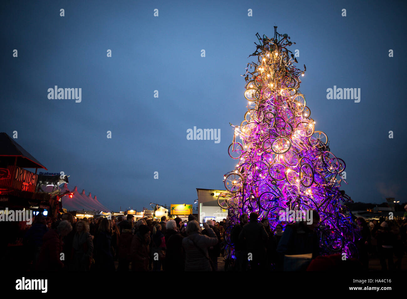 26 novembre 2016 - l'inverno-edizione del manuale due volte detenute multiculturale Tollwood festival si svolge a Monaco di Baviera il Theresienwiese. Cibo, arte, musica e manufatti artigianali sono visualizzati. (Credito Immagine: © Michael Trammer via ZUMA filo) Foto Stock