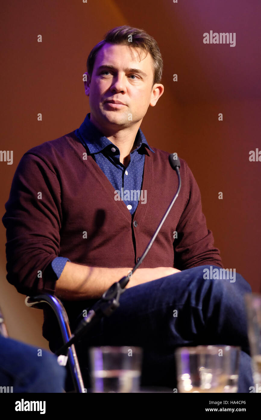 Hay on Wye, Wales, Regno Unito - Sabato 26 Novembre 2016 - Autore Owen Sheers parla del suo ultimo lavoro il cavo verde circa il disastro Aberfan di 1966 presso la Hay Festival Weekend d'inverno. Foto Steven Maggio / Alamy Live News Foto Stock