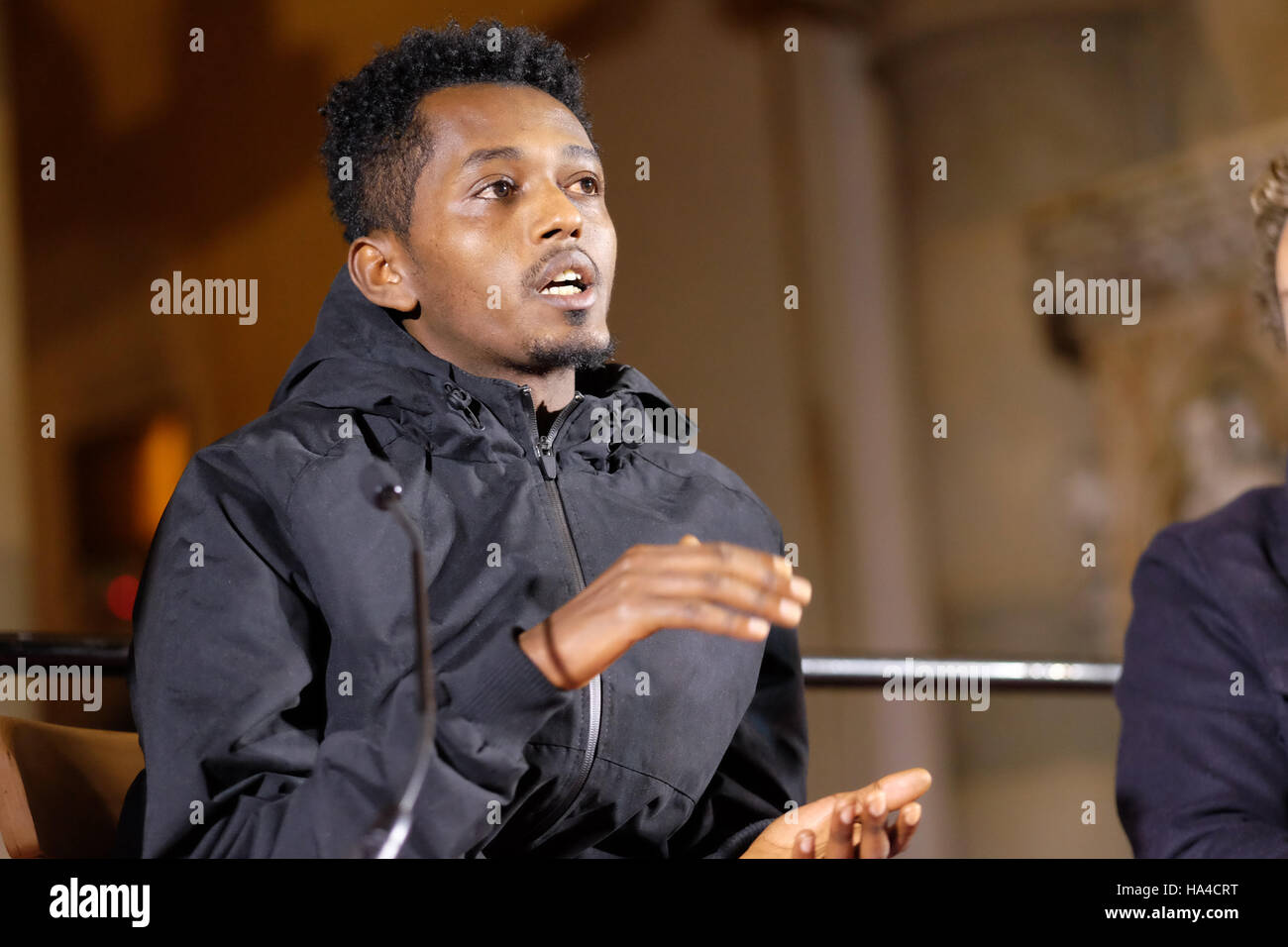 Hay on Wye, Wales, Regno Unito - Sabato 26 Novembre 2016 - Refugee Yohannes dall Etiopia sul palco in una discussione sulle storie dal Corno d'Africa - Yohannes percorsa dall'Etiopia in Africa per la Libia e poi attraverso il Mediterraneo al 'Jungle' camp a Calais - a Hay Festival Weekend d'inverno. Foto Steven Maggio / Alamy Live News Foto Stock