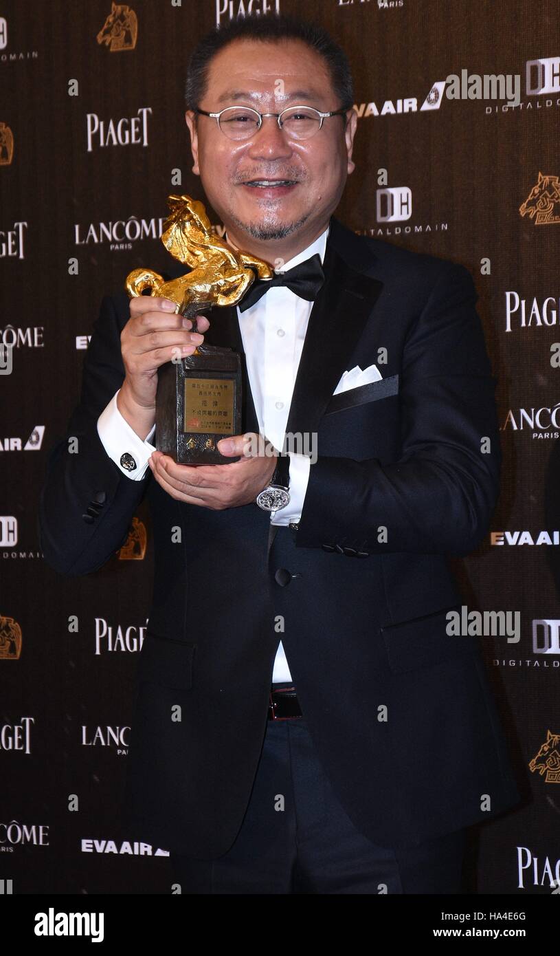 Taipei. 27 Nov, 2016. Fan Wei pone per le foto dopo aver vinto il Miglior Attore award per il suo ruolo nel film 'Mr. Nessun problema' della 53Golden Horse Awards di Taipei, a sud-est della Cina di Taiwan, nov. 26, 2016. La cerimonia di premiazione della 53 Golden Horse Awards si è svolta qui il sabato. © Xinhua/Alamy Live News Foto Stock