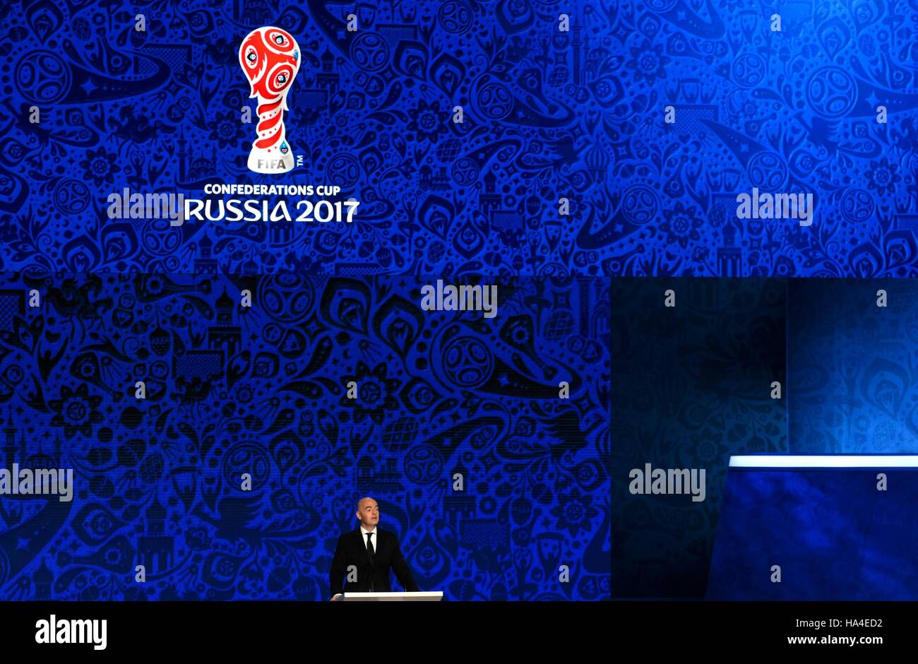 Kazan, Russia. 26 Nov, 2016. Presidente della FIFA Gianni Infantino risolve il tabellone ufficiale cerimonia per la Confederations Cup 2017 a Kazan, Russia, nov. 26, 2016. © Evgeny Sinitsyn/Xinhua/Alamy Live News Foto Stock