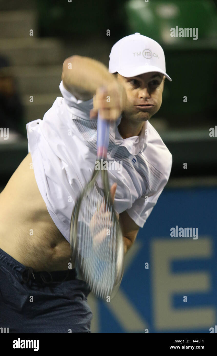 Tokyo, Giappone. 26 Nov, 2016. Ex numero uno al mondo ranker Andy Roddick degli Stati Uniti offre un servicel contro il Giappone Kei Nishikori durante una carità annuale match di tennis 'Dream tennis Ariake' a Tokyo il Sabato, 26 novembre 2016. Ammissione denaro sarà devoluto per la ricostruzione di strutture per il tennis presso il colpiti dallo tsunami nella zona nord del Giappone. © Yoshio Tsunoda/AFLO/Alamy Live News Foto Stock