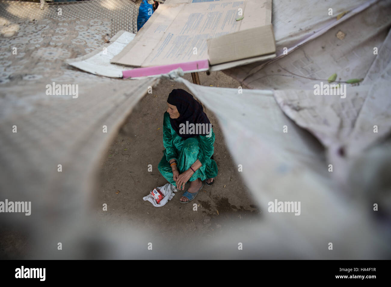 Pechino, Egitto. Xvi Nov, 2016. Il 75-year-old Lady Um Mukhtar guarda la televisione nel cimitero presso un grande cimitero delle baraccopoli ai piedi di al-collina Muqattam al Cairo, Egitto, nov. 16, 2016. © Meng Tao/Xinhua/Alamy Live News Foto Stock