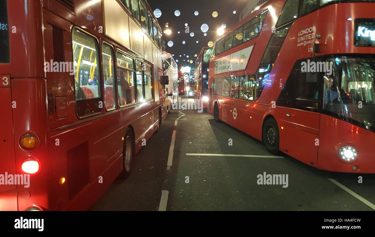 Incidente stradale durante il Black Friday sales porta il traffico su Oxford street per un supporto completo ancora Foto Stock