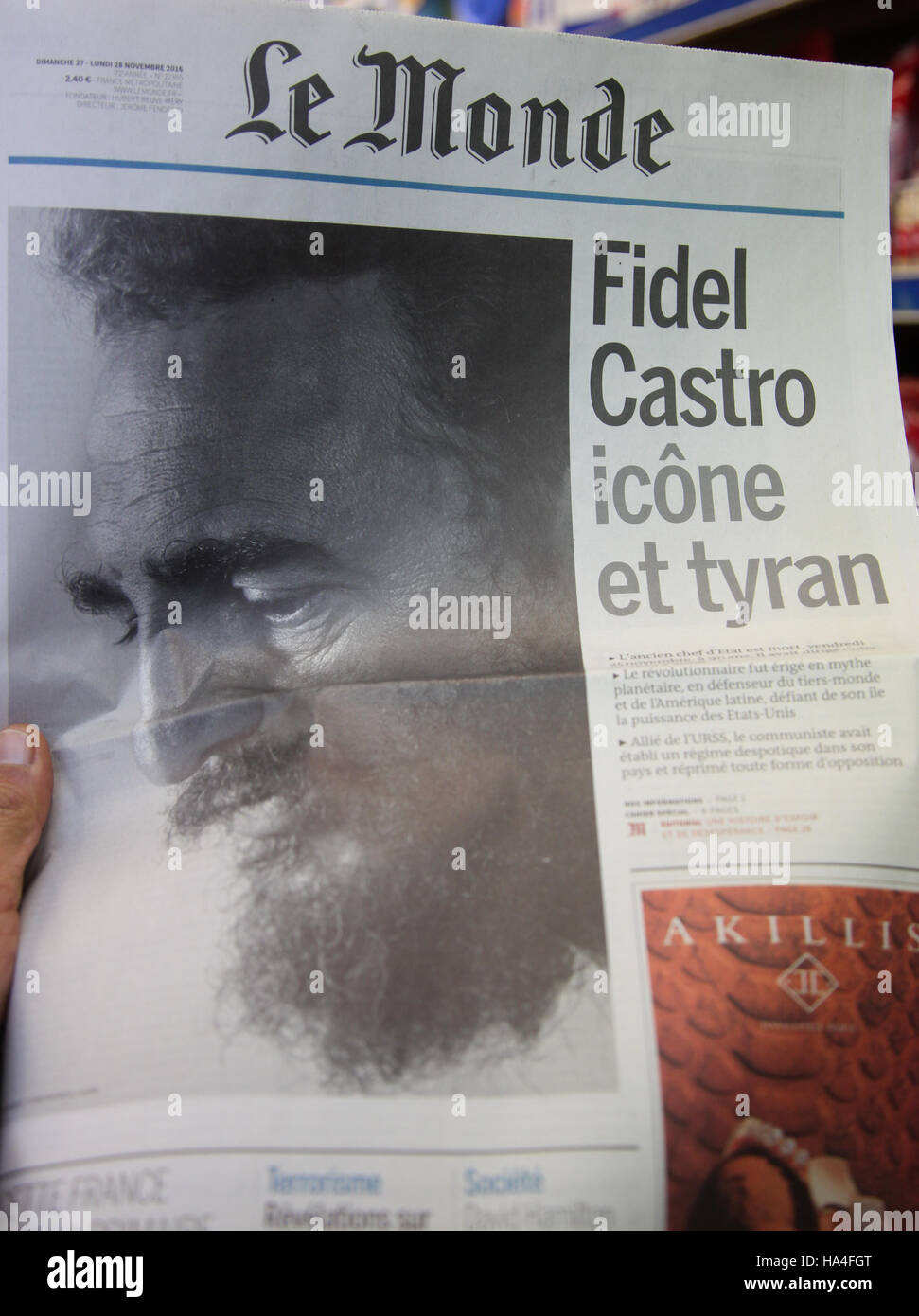 Londra, Regno Unito. 27 Novembre, 2016. Le Monde la cover story di Fidel Castro nella sua morte © Dinendra Haria/Alamy Live News Foto Stock