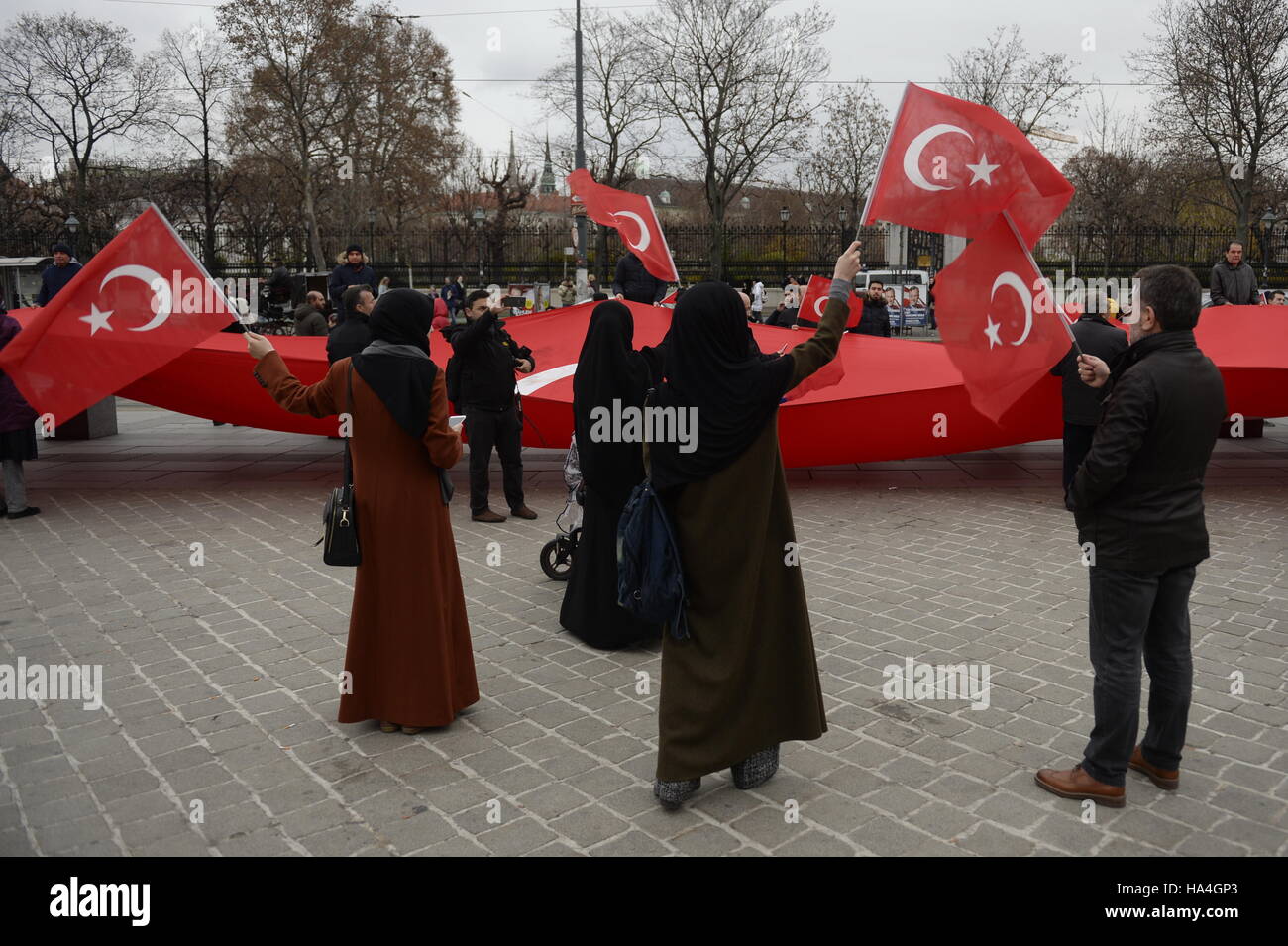 Vienna, Austria. Il 27 novembre 2016. I dimostranti turchi dimostrare di fronte al parlamento austriaco per la democrazia e contro il terrorismo. Credito: Franz Perc / Alamy Live News. Foto Stock
