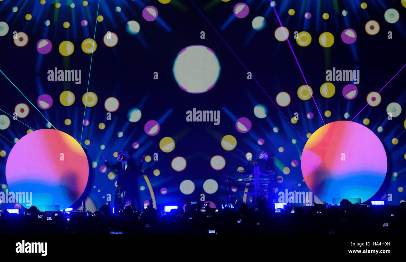 Gruppo Pop Pet Shop Boys, Neil Tennant (L) e Chris Lowe (r) giocando sul palco dell'arena a Leipzig, Germania, 26 novembre 2016. Il British duo pop hanno iniziato il loro tour tedesco per la loro 'Super' album con il concerto di Lipsia. Foto: Peter Endig/dpa-Zentralbild/dpa Foto Stock