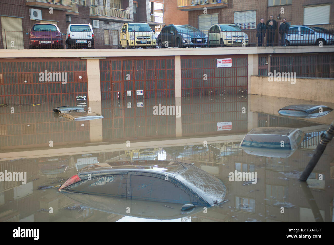 Moncalieri, Piemonte, Italia. 27 Nov, 2016. Moncalieri, Italia Turin-November 27, 2016: le vittime delle alluvioni pulire il case finite sotto l'acqua dopo l'alluvione del 25 novembre nella città di Moncalieri nei pressi di Torino, Italia © Stefano Guidi/ZUMA filo/Alamy Live News Foto Stock