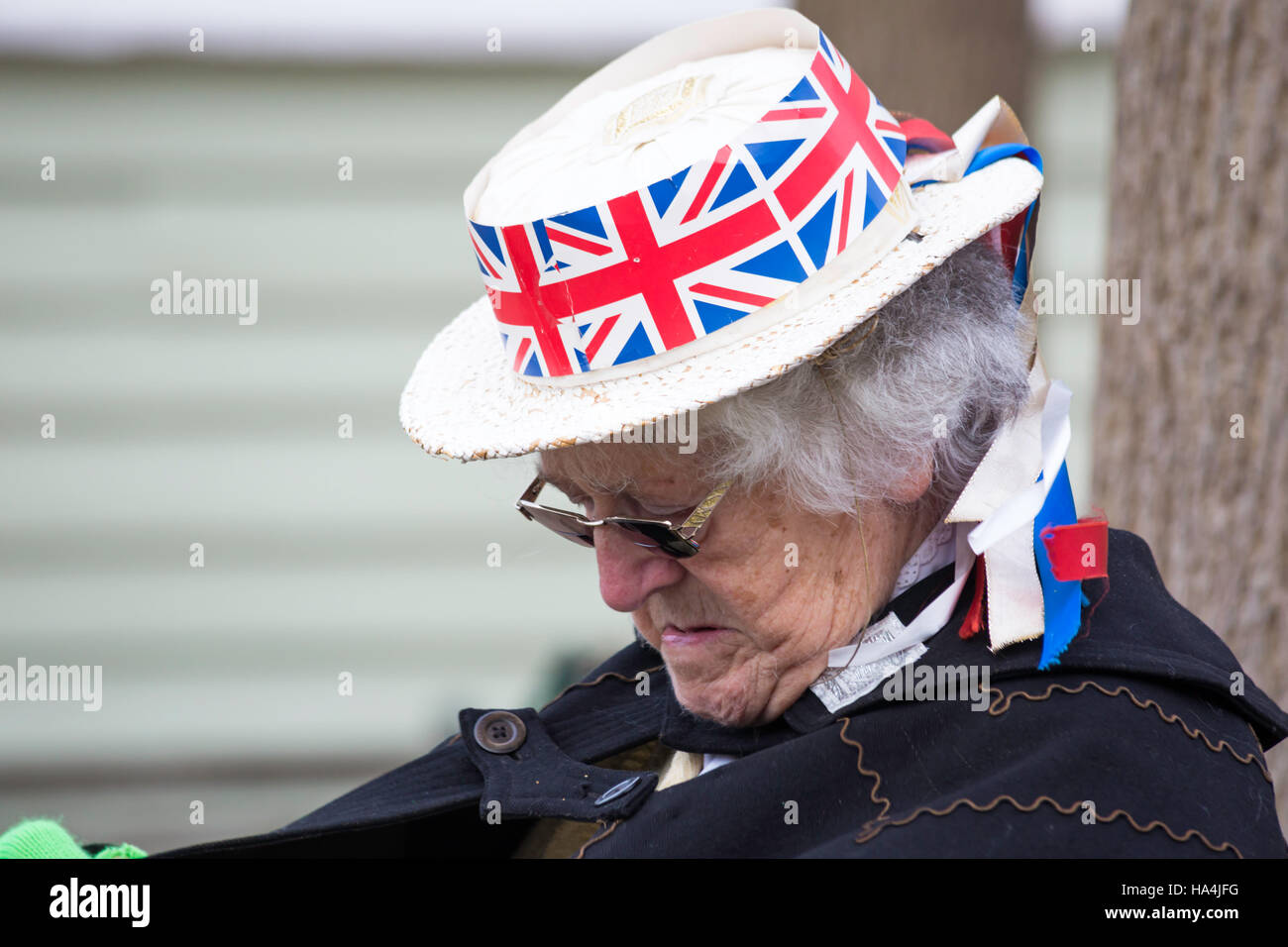 Portsmouth, Hampshire, Regno Unito 27 novembre 2016. Migliaia di persone in visita il Victorian festa di Natale a Portsmouth Historic Dockyard per l'intrattenimento, personaggi vestiti in tempi antichi e il mercato di Natale. Credito: Carolyn Jenkins/Alamy Live News Foto Stock