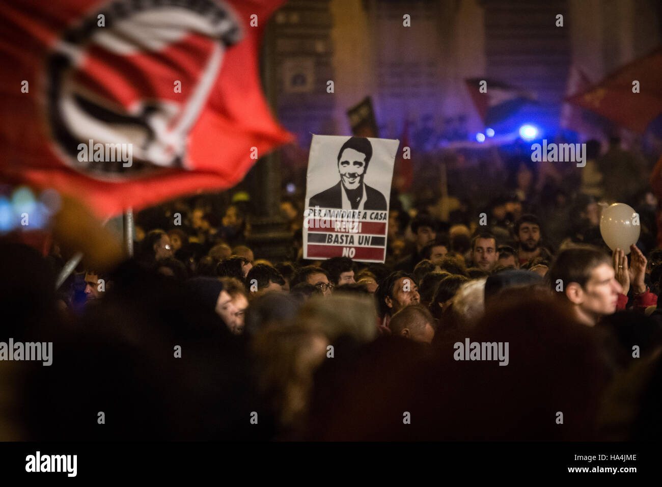 Roma 27 Novembre 2016,migliaia di persone per strada per dire 'no' alla upocoming referendum costituzionale e di protesta contro il Primo Ministro Matteo Renzi la politica del governo in Italia a Roma .italiani saranno chiamati Dec 4 di voto , in un referendum proposto dal Premier Matteo Renzi il governo ,su una riforma che ho approvato cambierà il countr la costituzione adoped nel 1947. Il picutred a dare il caso di un referendum sulle commissioni costituzionali Foto Stock