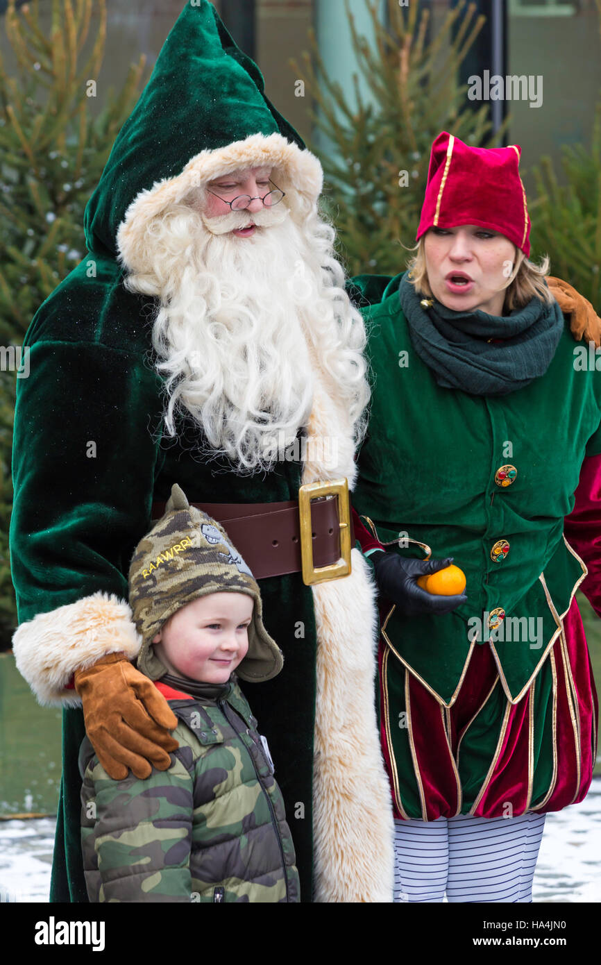 Portsmouth, Hampshire, Regno Unito 27 novembre 2016. Migliaia di persone in  visita il Victorian festa di Natale a Portsmouth Historic Dockyard per  l'intrattenimento, personaggi vestiti in tempi antichi e il mercato di