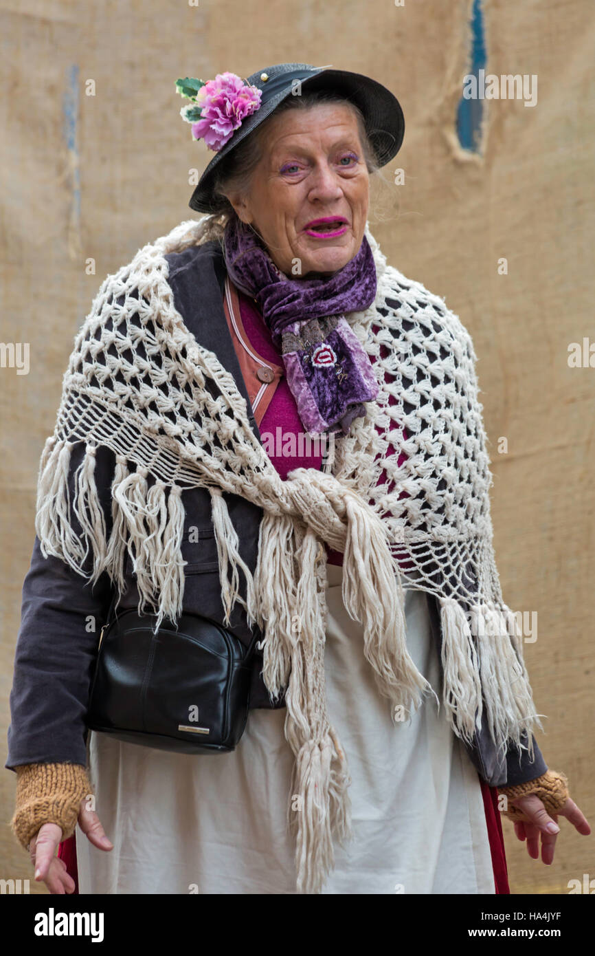 Portsmouth, Hampshire, Regno Unito 27 novembre 2016. Migliaia di persone in visita il Victorian festa di Natale a Portsmouth Historic Dockyard per l'intrattenimento, personaggi vestiti in tempi antichi e il mercato di Natale. Credito: Carolyn Jenkins/Alamy Live News Foto Stock