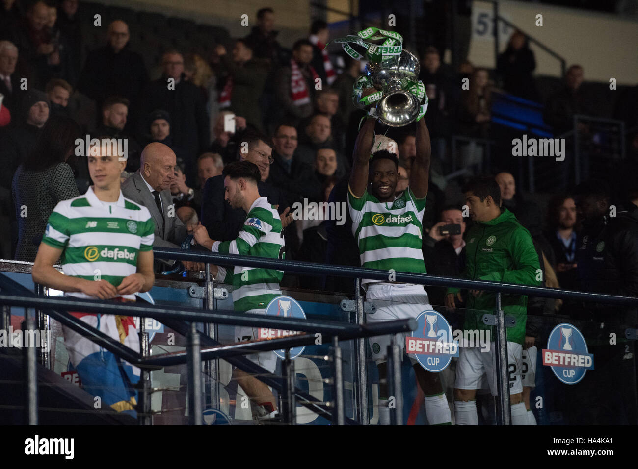 Glasgow, Regno Unito. 27 Nov, 2016. Moussa Dembele alza la coppa Credito: Tony Clerkson/Alamy Live News Foto Stock