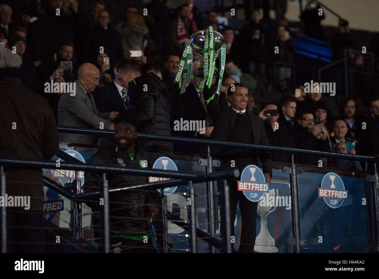 Glasgow, Regno Unito. 27 Nov, 2016. Brendan Rodgers alza la coppa Credito: Tony Clerkson/Alamy Live News Foto Stock