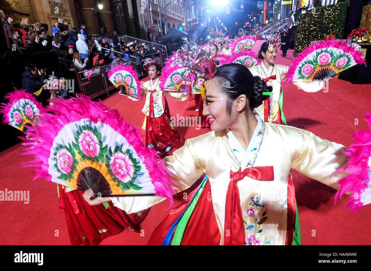 Los Angeles, Stati Uniti d'America. 27 Nov, 2016. Ballerini eseguono durante l'ottantacinquesimo Hollywood annuale parata natalizia di Los Angeles, Stati Uniti, nov. 27, 2016. Credito: Zhao Hanrong/Xinhua/Alamy Live News Foto Stock