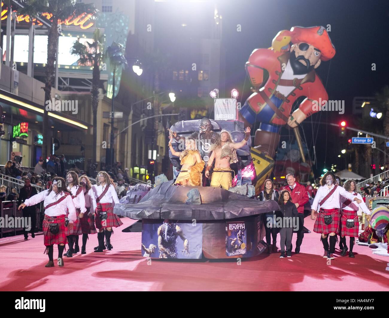 Los Angeles, California, USA. 27 Nov, 2016. Terra del campo di battaglia il galleggiante si sposta lungo la Hollywood Boulevard durante l'ottantacinquesimo Hollywood annuale parata natalizia di Los Angeles domenica 27 dicembre, 2016. Credito: Ringo Chiu/ZUMA filo/Alamy Live News Foto Stock