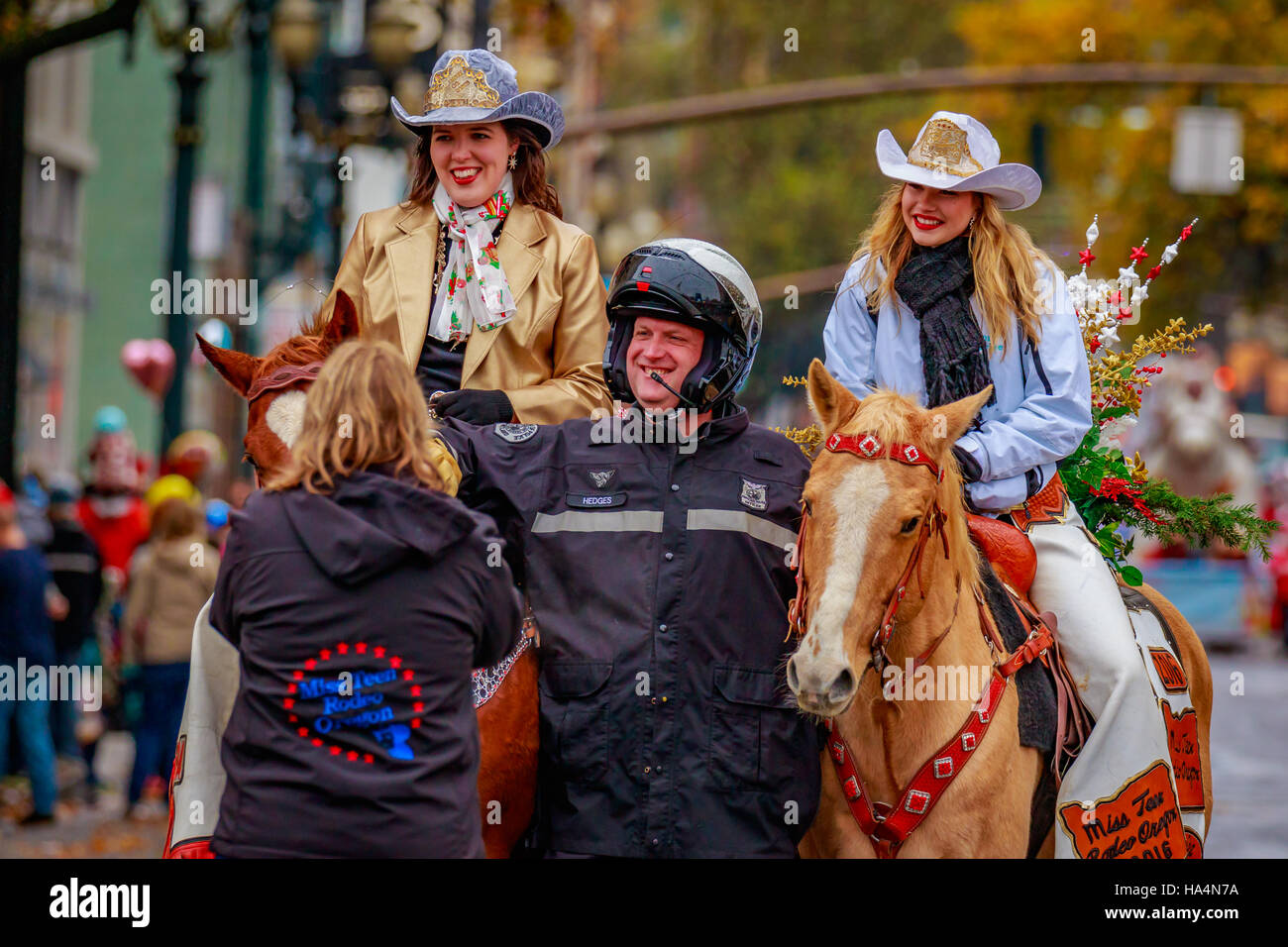 Portland, Oregon, Stati Uniti d'America - 25 Novembre 2016: Tillamook County Rode Regina nel mio annuale Macy's holiday Parade attraverso il centro di Portland. Foto Stock