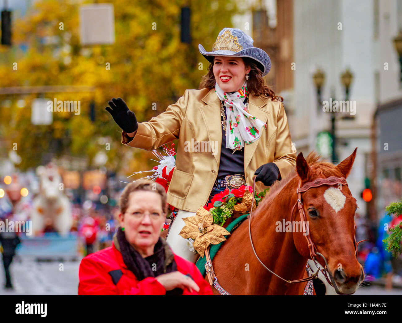 Portland, Oregon, Stati Uniti d'America - 25 Novembre 2016: Tillamook County Rode Regina nel mio annuale Macy's holiday Parade attraverso il centro di Portland. Foto Stock