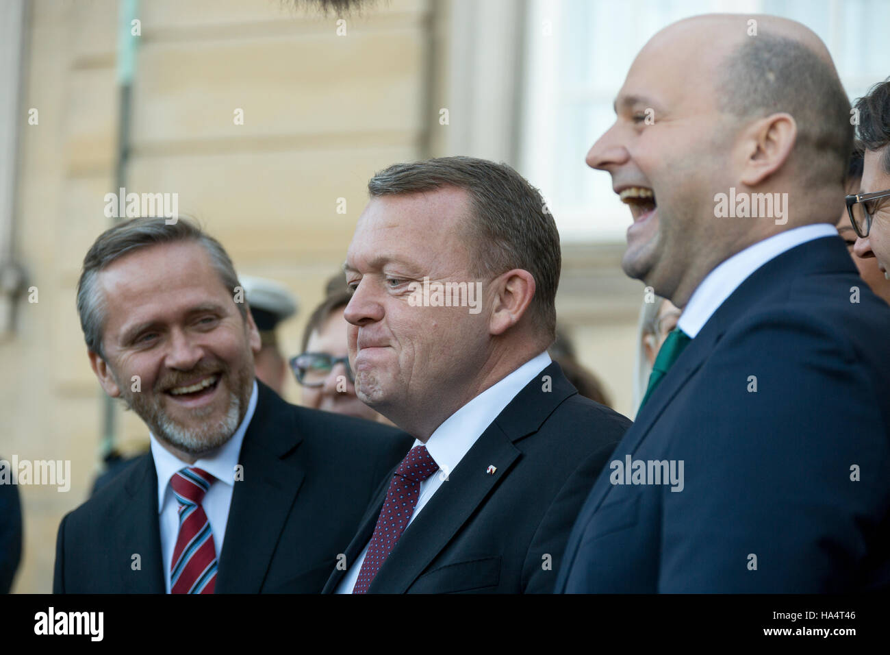 Copenhagen, Danimarca. 28 Nov, 2016. Un anno e mezzo il governo danese ha riformato per includere due o più parti. Primo ministro danese Lars Løkke Rasmussen (Venstre) ha presentato il suo nuovo governo alla Regina di Danimarca presso il Palazzo di Amalienborg. Da sinistra il 3 dirigenti del partito al governo: Anders SAMUELSEN (nuovo ministro degli Affari esteri), Lars Løkke Rasmussen (primo ministro), Søren Pape (Ministro della Giustizia) Credito: Jacob Crawfurd/Alamy Live News Foto Stock