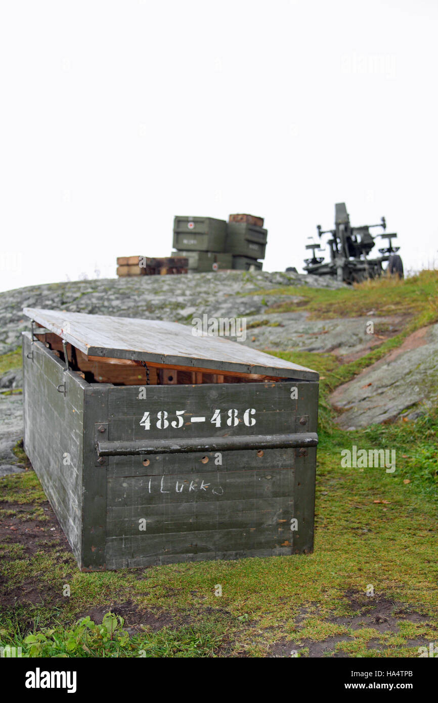 Munizioni e scatole di medici, e artiglieria su un set cinematografico, isola Suomenlinna (Sveaborg), Helsinki, Finlandia Foto Stock