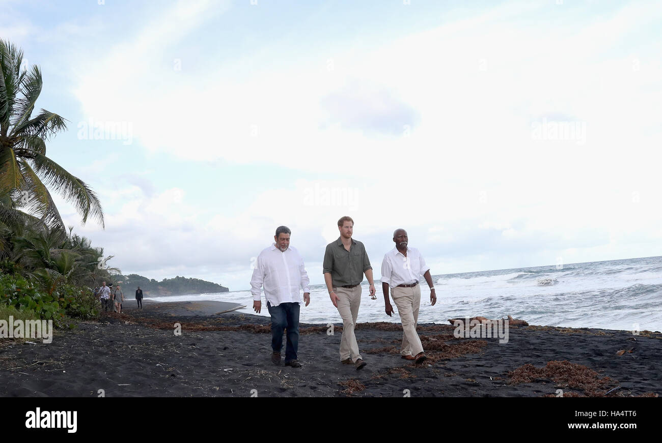 Il principe Harry con il Primo Ministro Ralph Gonsalves (sinistra) e Govenor Generale Federico Ballantyne a una tartaruga progetto di conservazione a Colonarie Beach, Saint Vincent e Grenadine, durante la seconda tappa del suo tour dei Caraibi. Foto Stock