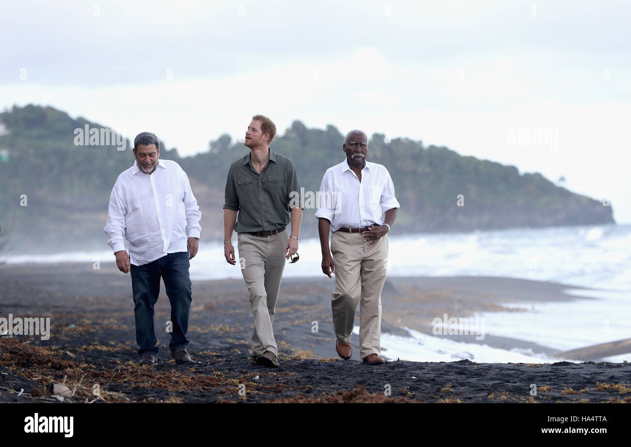 Il principe Harry con il Primo Ministro Ralph Gonsalves (sinistra) e Govenor Generale Federico Ballantyne a una tartaruga progetto di conservazione a Colonarie Beach, Saint Vincent e Grenadine, durante la seconda tappa del suo tour dei Caraibi. Foto Stock