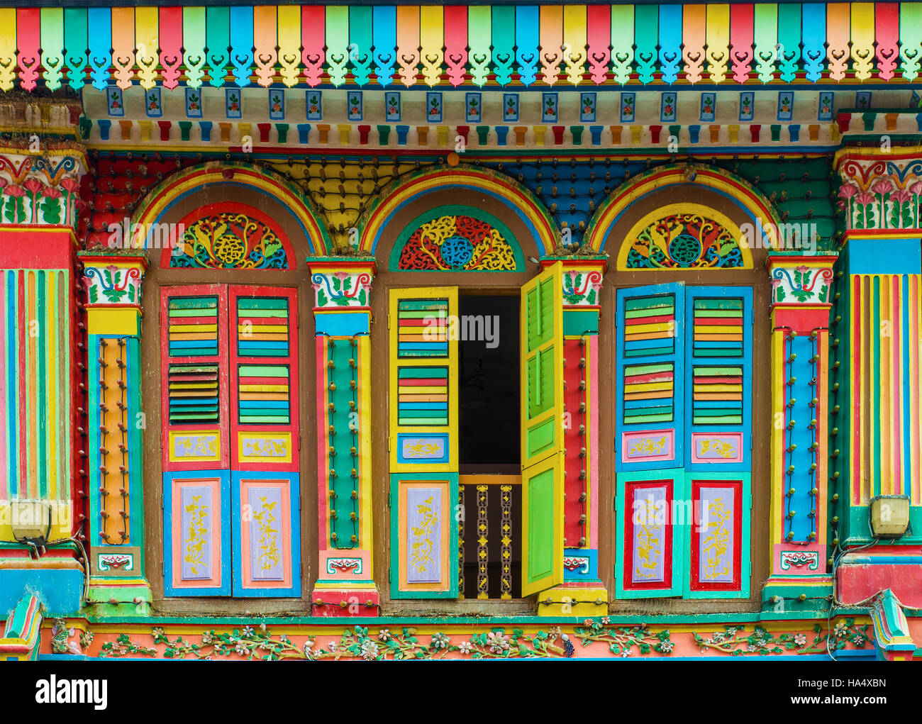 Colorata facciata di edificio in Little India, Singapore Foto Stock