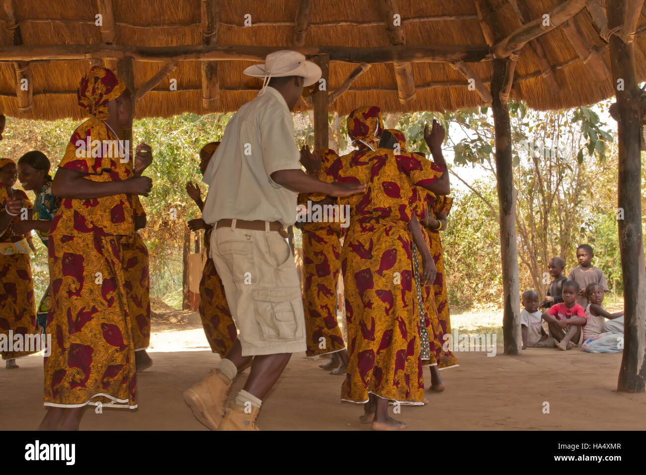 Tradizionale Africana di Goba dancing, con la guida del nostro tour che è cresciuto in questo villaggio, unendo altri ancora vivono nel suo villaggio Foto Stock