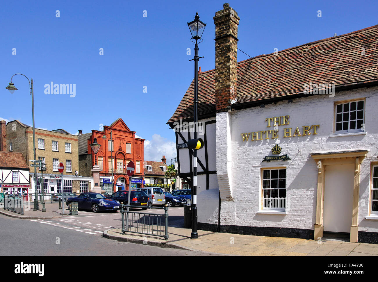 Piazza del Mercato che mostra il XV secolo White Hart Pub, Biggleswade, Bedfordshire, England, Regno Unito Foto Stock