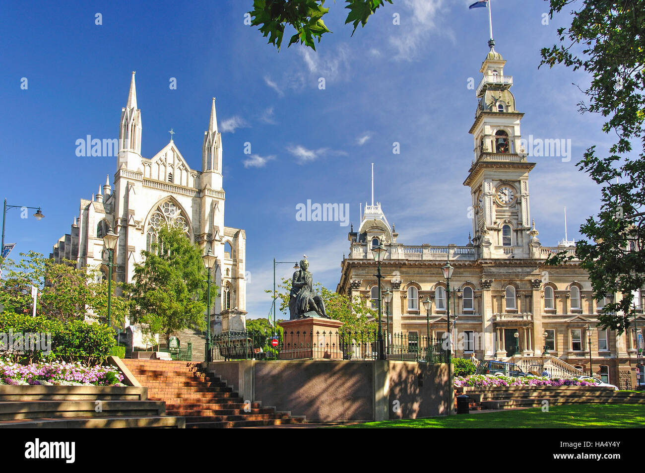 San Paolo cattedrale, Robert bruciare la statua e Dunedin Town Hall, l'Ottagono, Dunedin, Regione di Otago, Isola del Sud, Nuova Zelanda Foto Stock