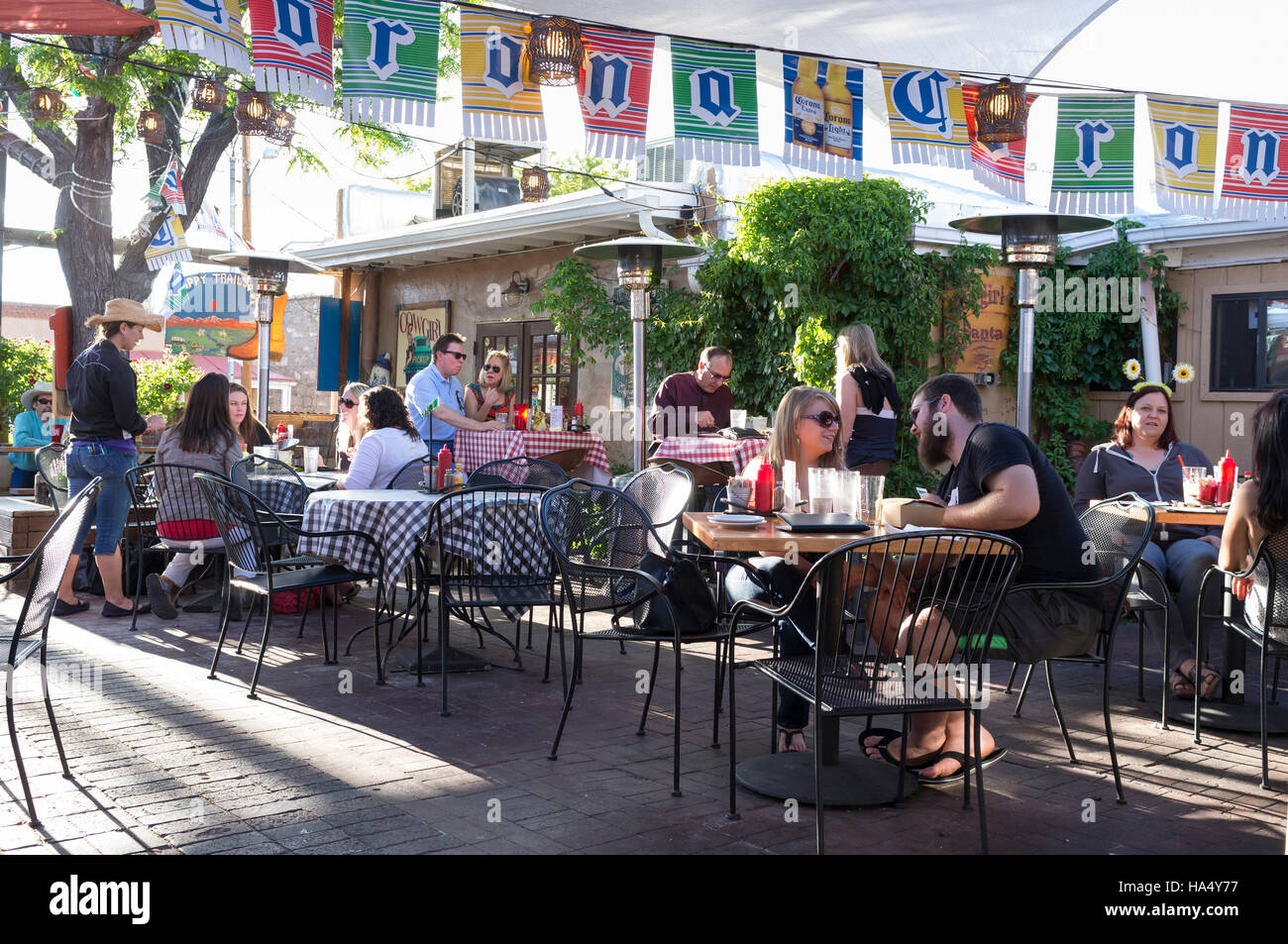 Santa Fe, New Mexico: turisti pasti presso la cowgirl barbeque al Santa Fe Railyard arts district. Foto Stock