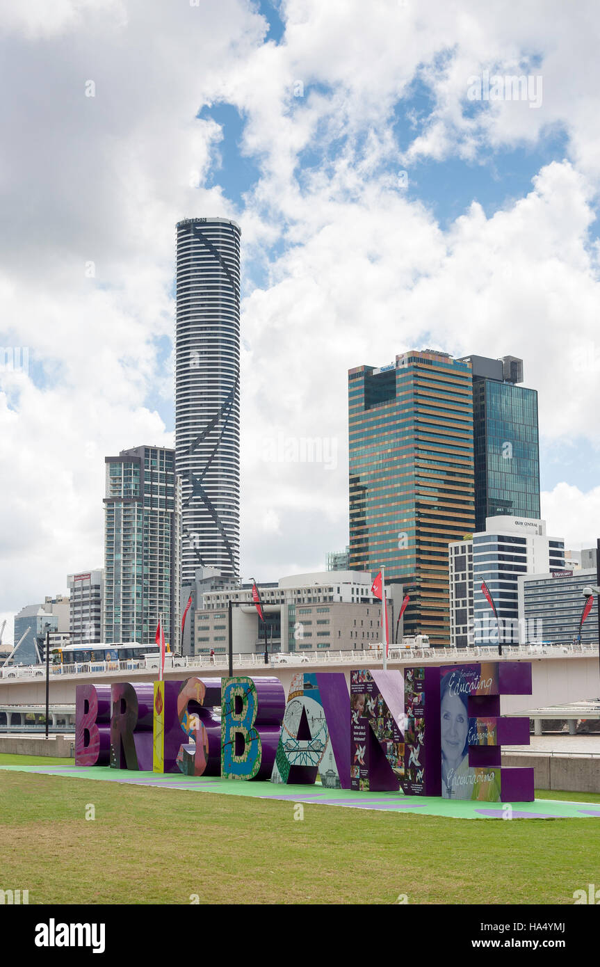 Brisbane G20 segno con CBD dietro, South Bank Parklands, South Bank, Brisbane, Queensland, Australia Foto Stock