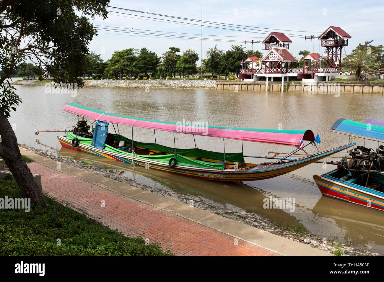 Vista di una barca dalla coda lunga, un tipo di imbarcazione nativa per il sud-est asiatico che utilizza un comune motore automobilistico, nel fiume Chao Phraya, Thailandia Foto Stock