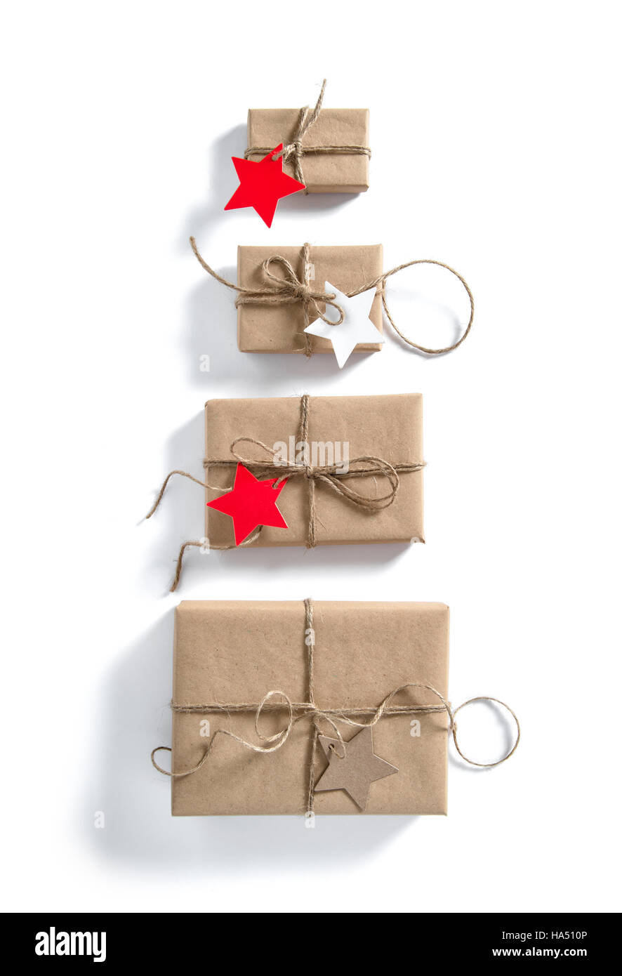 Confezioni regalo con stelle di carta a forma di etichetta su sfondo bianco. Concetto di vacanza Foto Stock