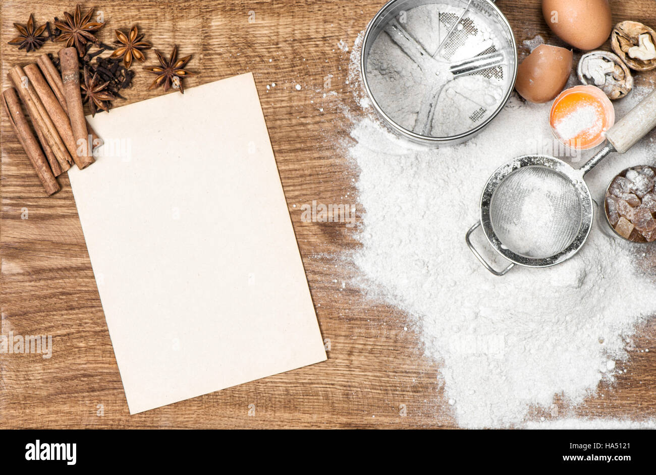 Sfondo di cibo. Strumenti di cottura e gli ingredienti. Preparazione di pasta. Libro di ricette di concetto Foto Stock