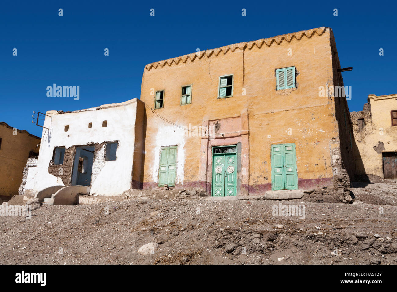 Alcune altre vecchie case a Qurnet Murai sulla riva occidentale del Fiume Nilo a Luxor, l'Alto Egitto Foto Stock