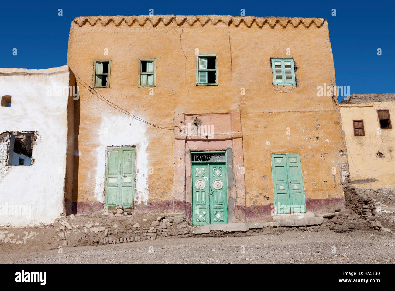 Alcune altre vecchie case a Qurnet Murai sulla riva occidentale del Fiume Nilo a Luxor, l'Alto Egitto Foto Stock