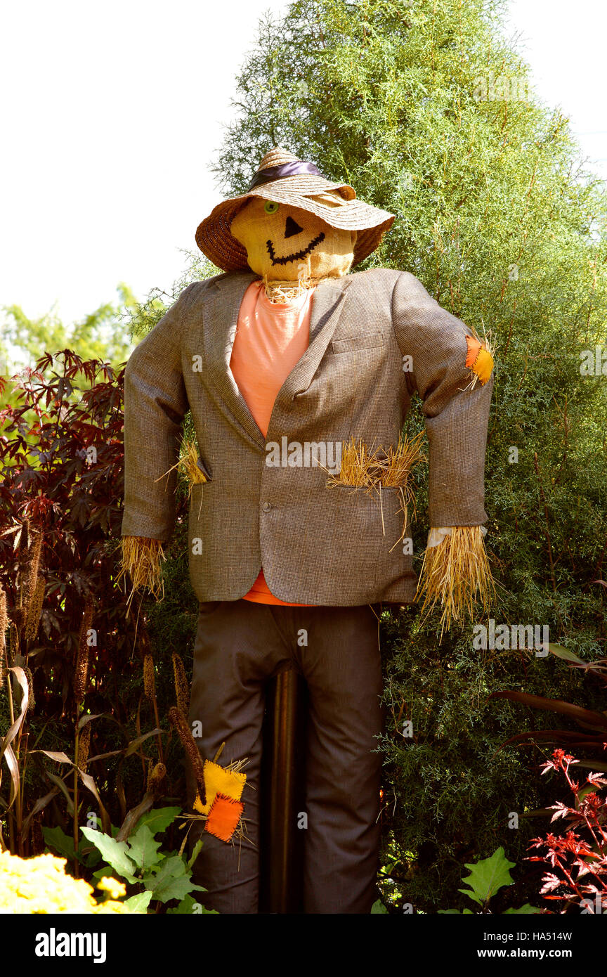Lo Spaventapasseri un strawman realizzato da vestiti vecchi e paglia Foto Stock