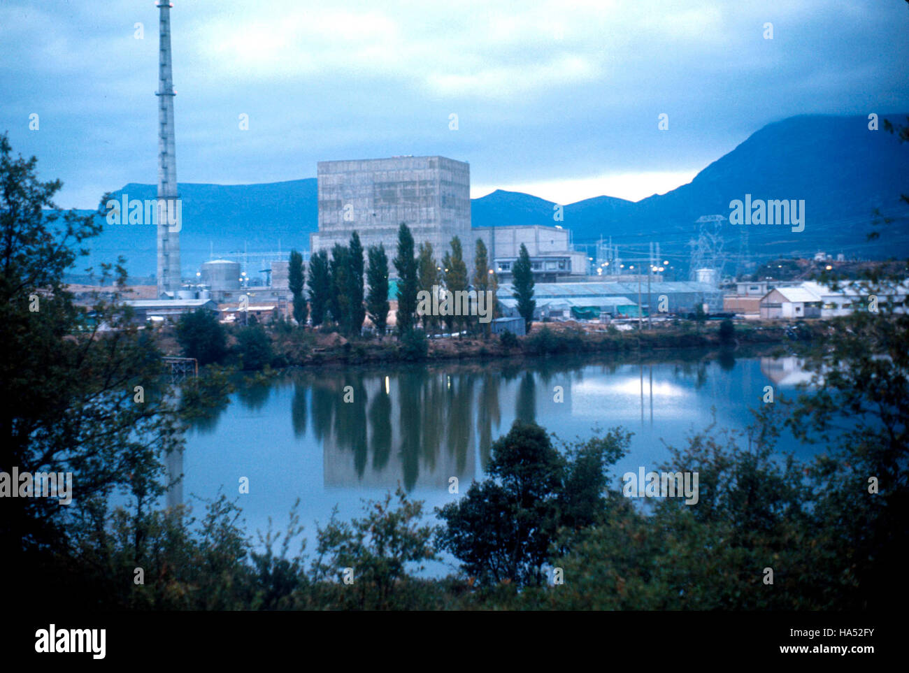 Il Dipartimento dell'energia degli Stati Uniti (DOE) si concentra sul progresso della ricerca energetica, sull'affrontare il cambiamento climatico e sullo sviluppo di soluzioni energetiche sostenibili. È coinvolta in diversi settori, tra cui l'energia nucleare, le fonti rinnovabili e i programmi di efficienza energetica. Le iniziative politiche del DOE influenzano le strategie energetiche nazionali e globali, influenzando il futuro delle tecnologie energetiche. Foto Stock